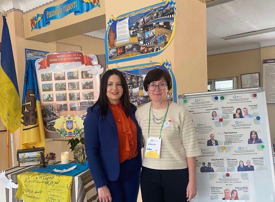 Доцентка кафедри журналістики ТНПУ Олеся Мединська та вчителька української мови і літератури  Тернопільської спеціалізованої школи I-III ступенів № 3 з поглибленим вивченням іноземних мов Ольга  Гунтик